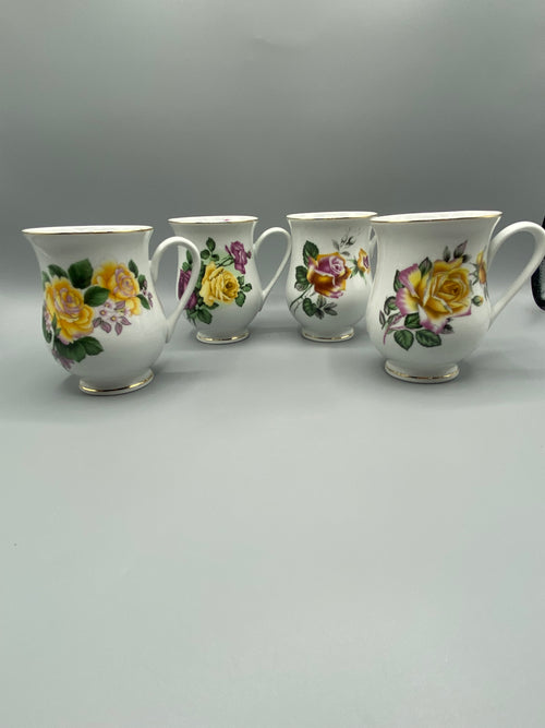 4 mugs porcelaine anglaise décor roses jaunes et mauves, vue de face ensemble