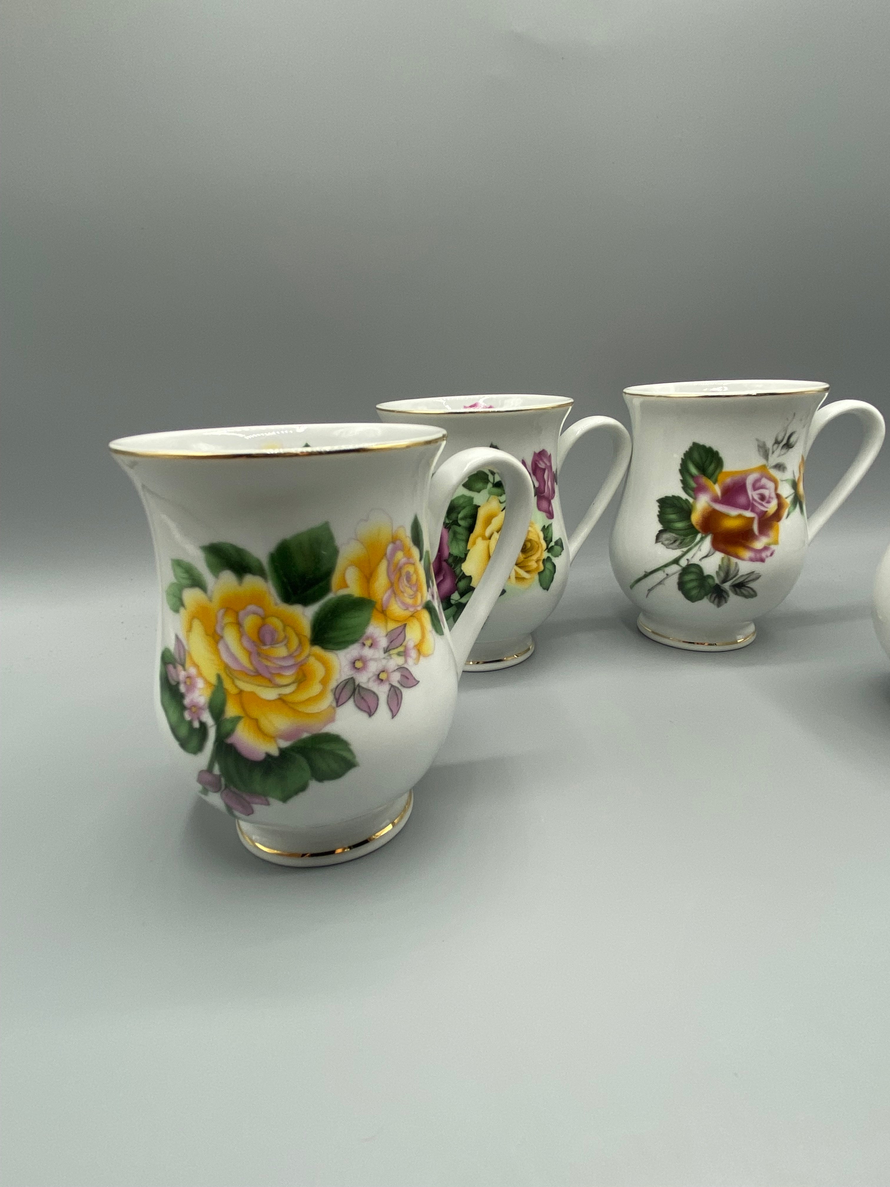 3 mugs porcelaine anglaise roses, vue de trois quarts, décor floral visible