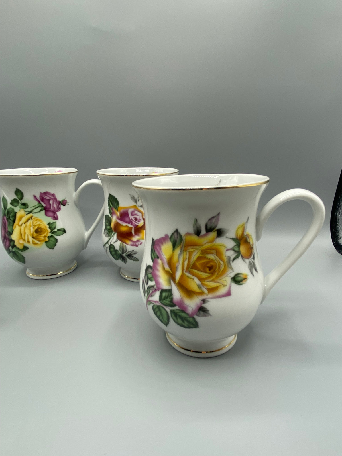 3 mugs porcelaine anglaise roses, vue de face, décor rose jaune épanouie au premier plan