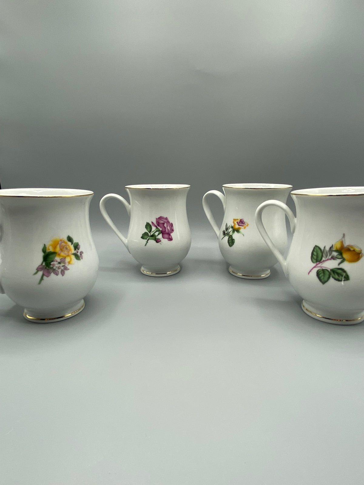 4 mugs porcelaine anglaise, vue de dos, décor floral discret sur chaque mug