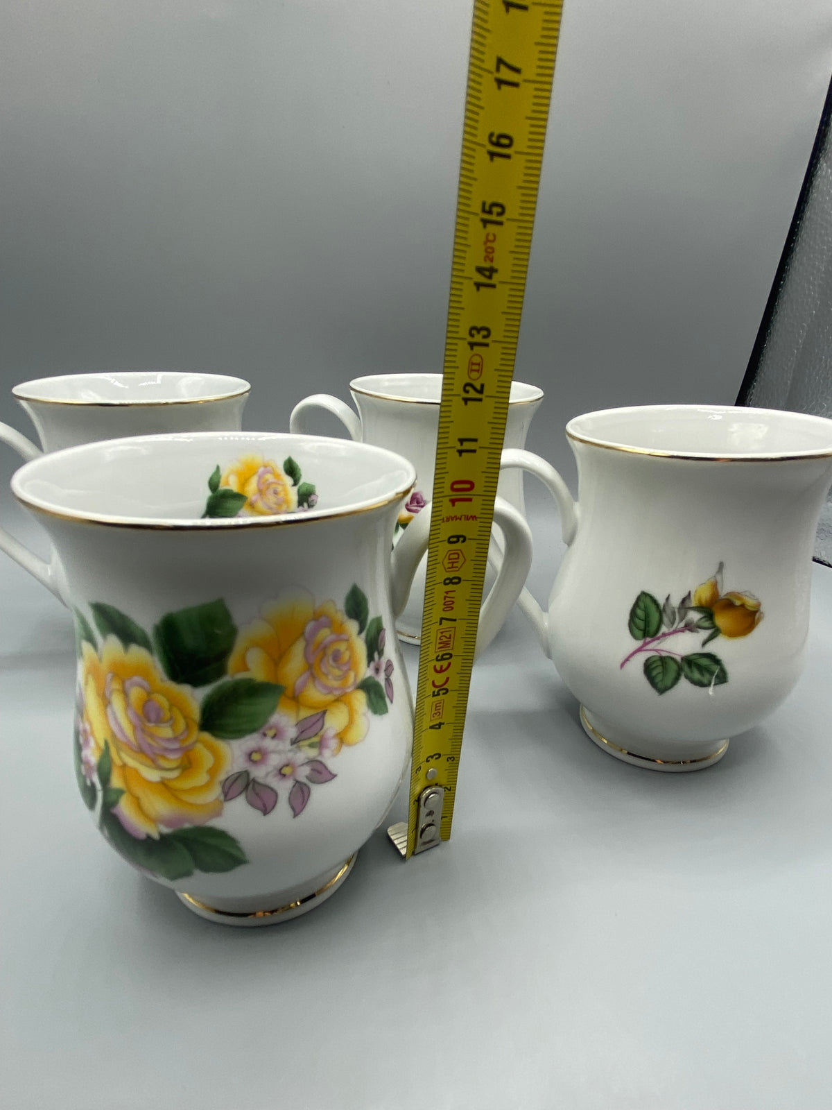 4 mugs porcelaine anglaise avec mètre, hauteur environ 10 cm