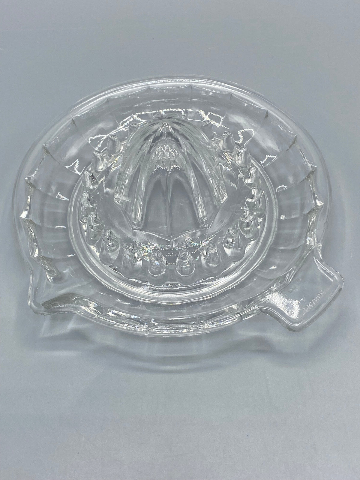 Presse-agrumes verre pressé transparent, vue de dessus cône à nervures et couronne de pastilles