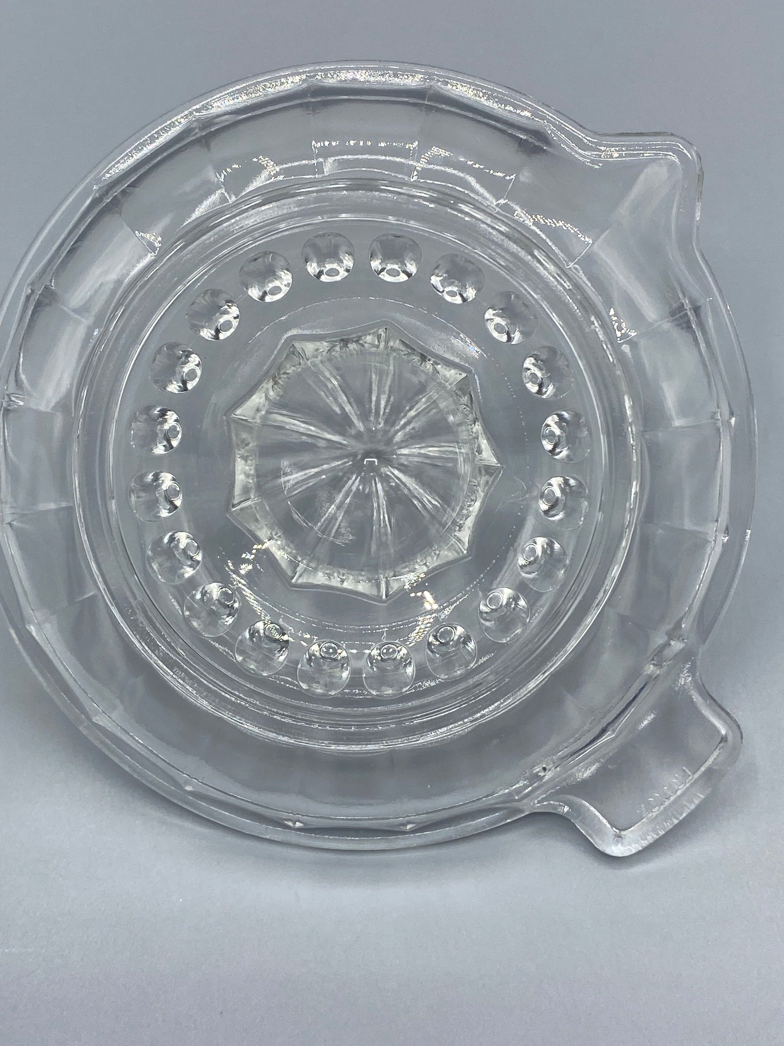 Presse-agrumes verre pressé, vue de dessous, fond étoilé à huit branches en relief