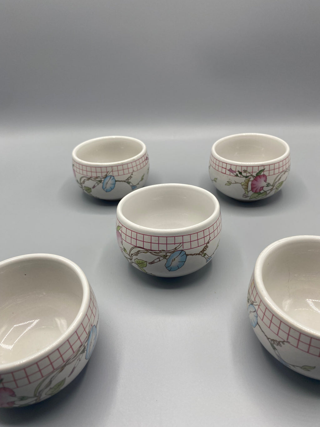 5 bols porcelaine japonaise, vue de trois quarts, décor volubilis visible