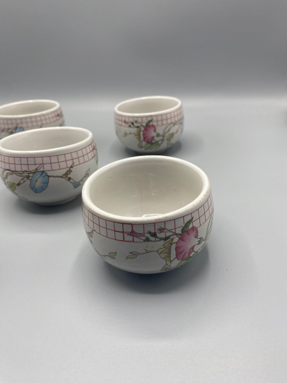 4 bols porcelaine japonaise, vue rapprochée, détail fleurs volubilis roses et bleues