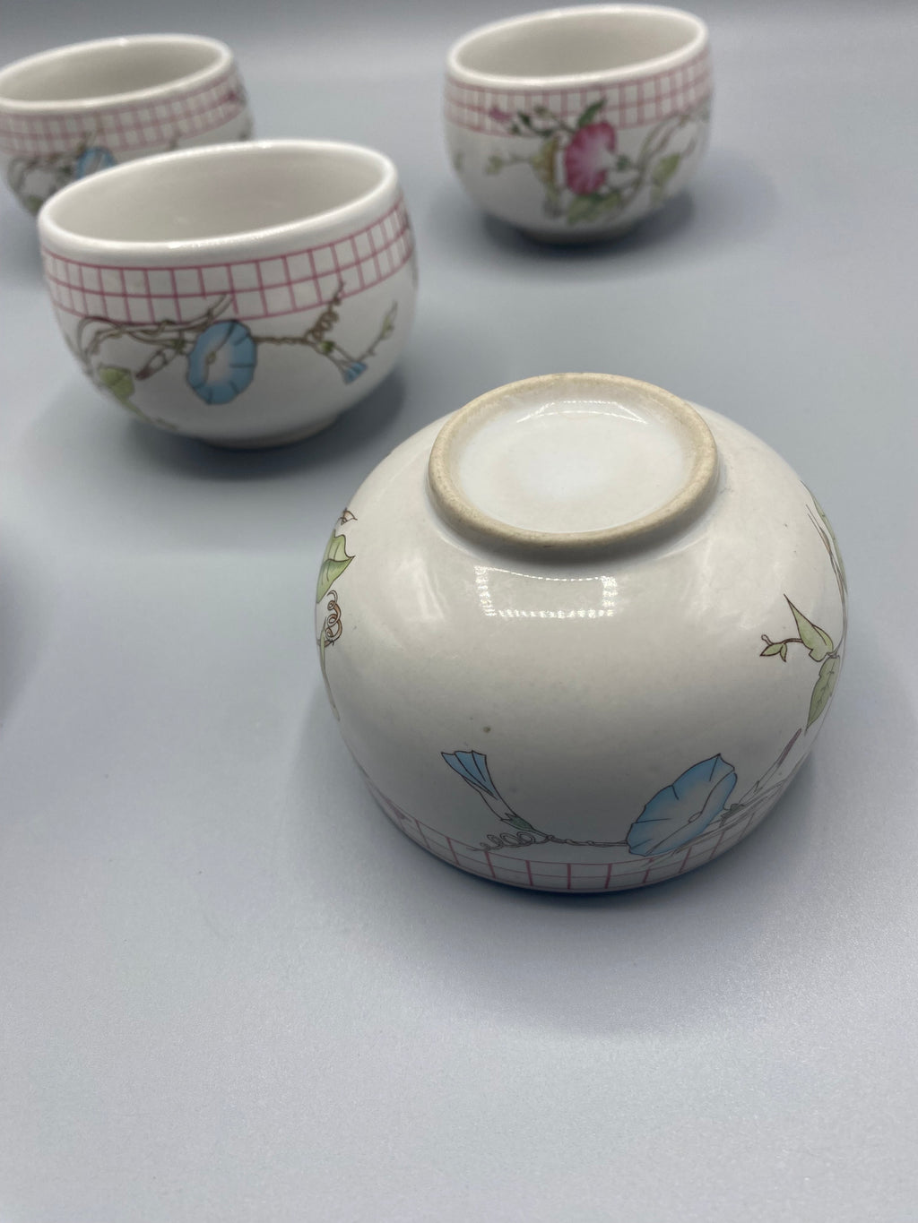 Bol porcelaine japonaise retourné, fond non marqué avec anneau de pied, décor volubilis bleu visible
