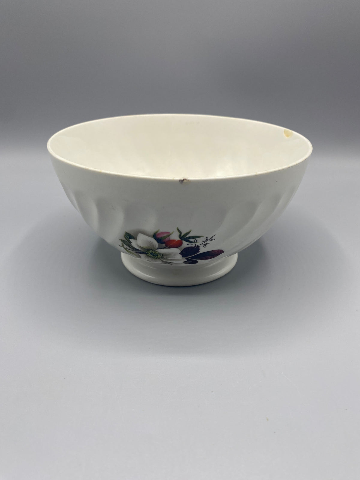 Bol à café au lait porcelaine française, vue de face, côtes torsadées et décor floral