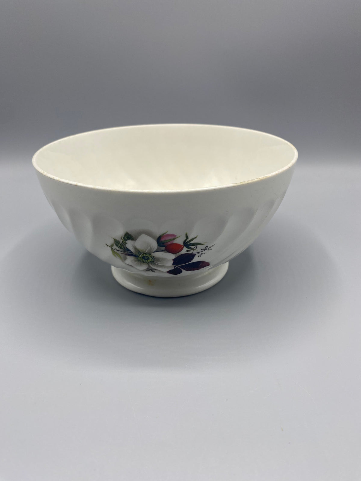 Bol à café au lait porcelaine, vue de trois quarts, bouquet fleurs blanches et baies rouges