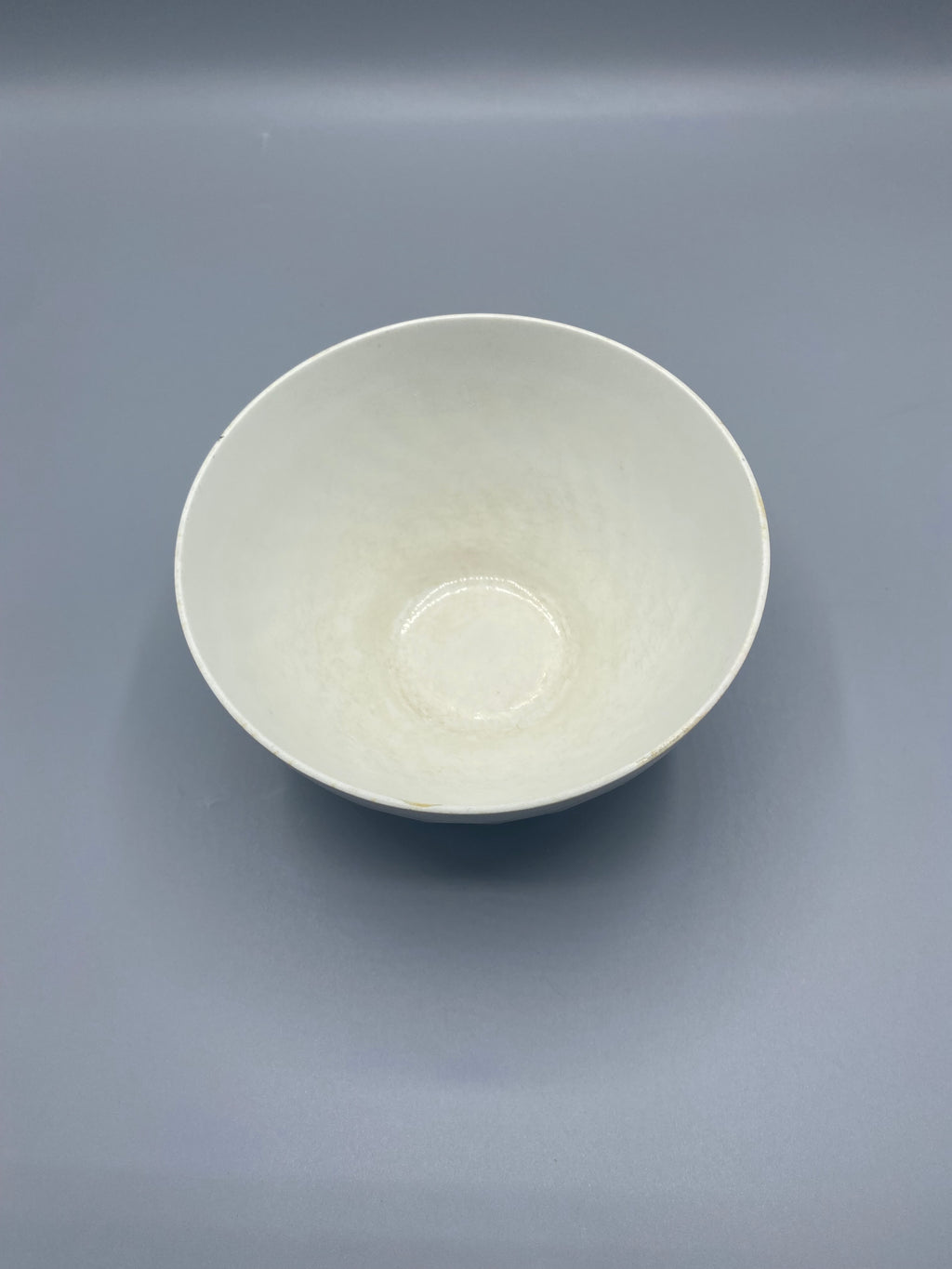 Intérieur du bol à café au lait, porcelaine blanche lisse, vue de dessus