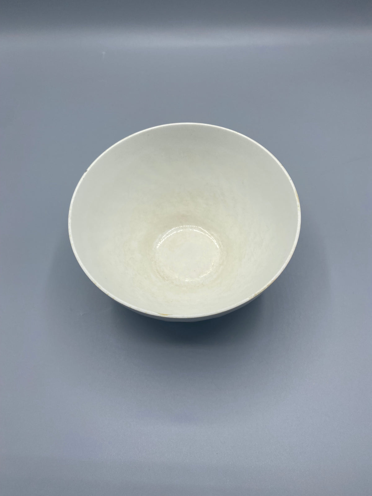 Intérieur du bol à café au lait, porcelaine blanche lisse, vue de dessus