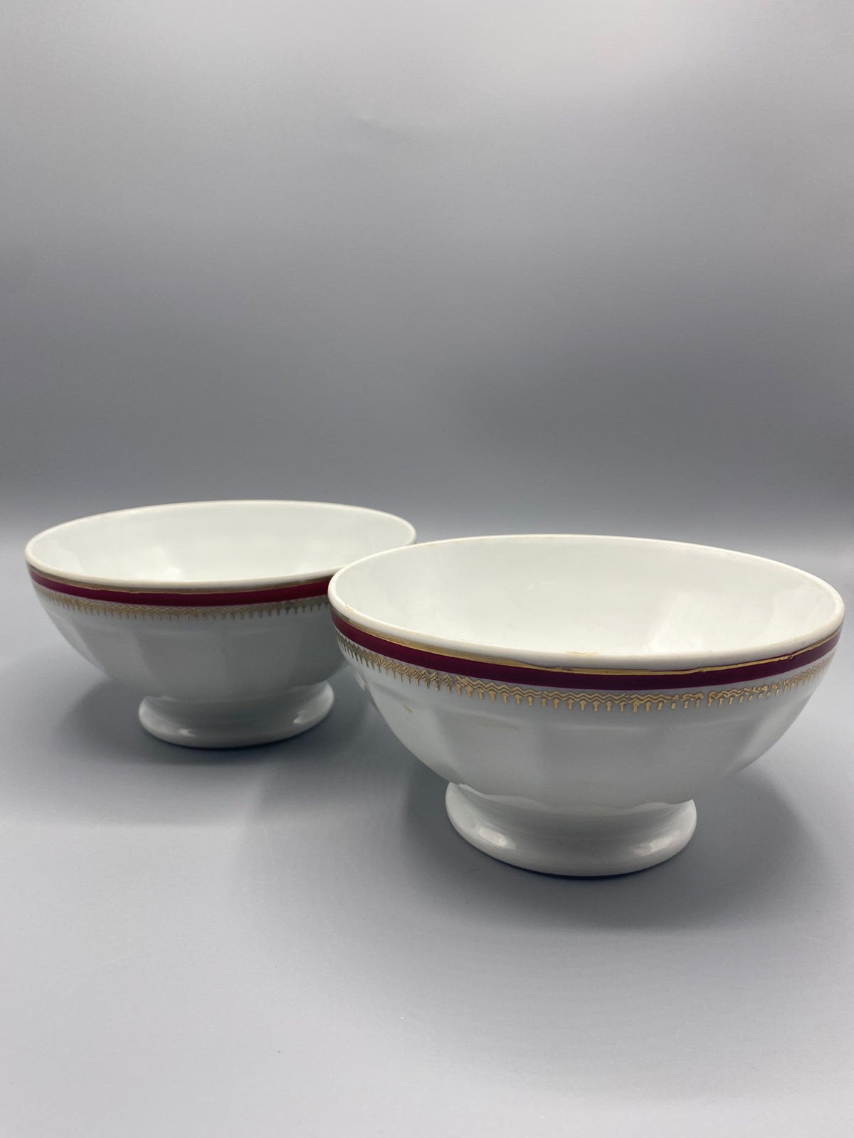 2 bols porcelaine Limoges bordeaux et or, vue de face ensemble