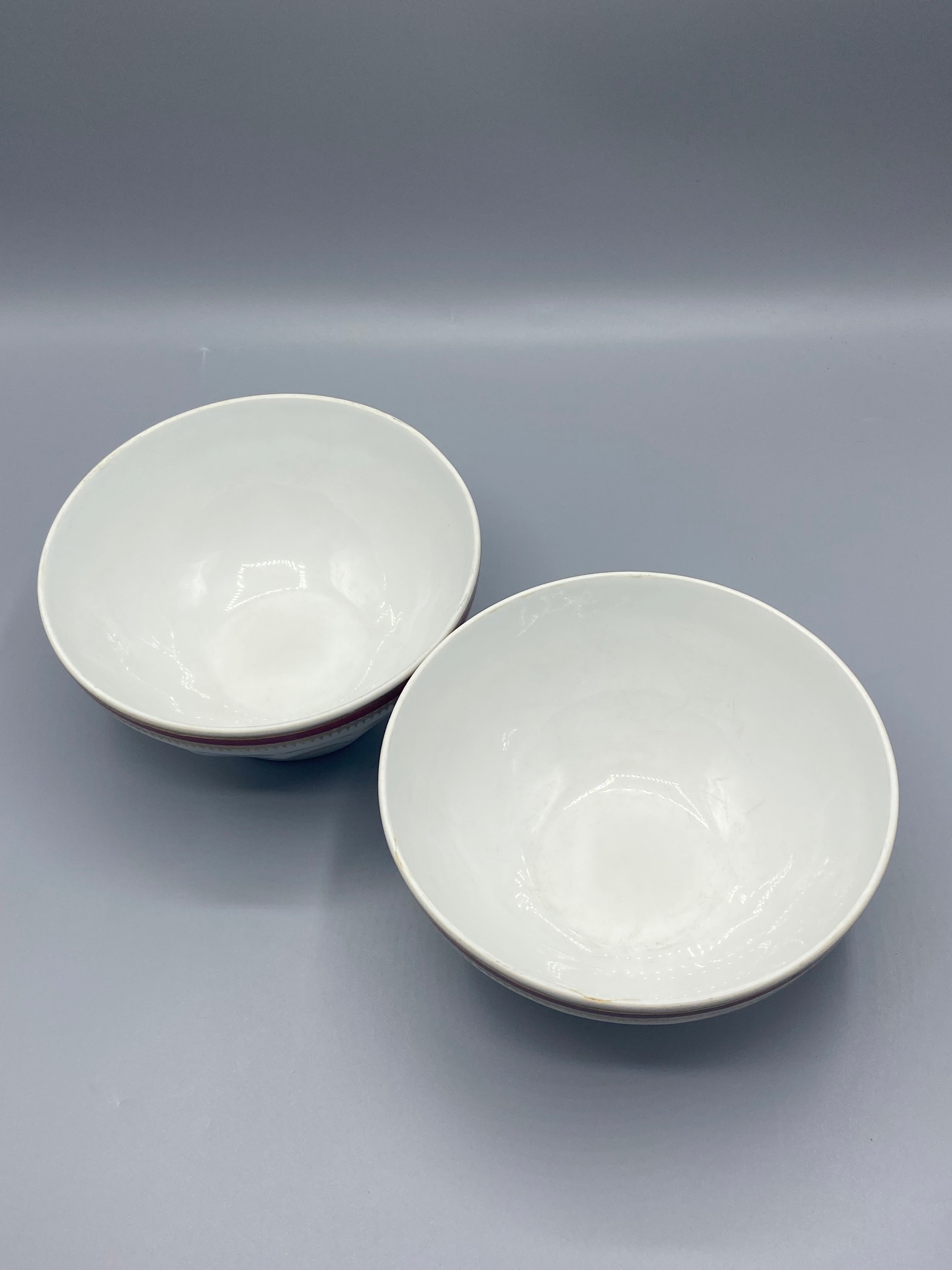 4 bols porcelaine Limoges empilés, vue de dessus, intérieur blanc