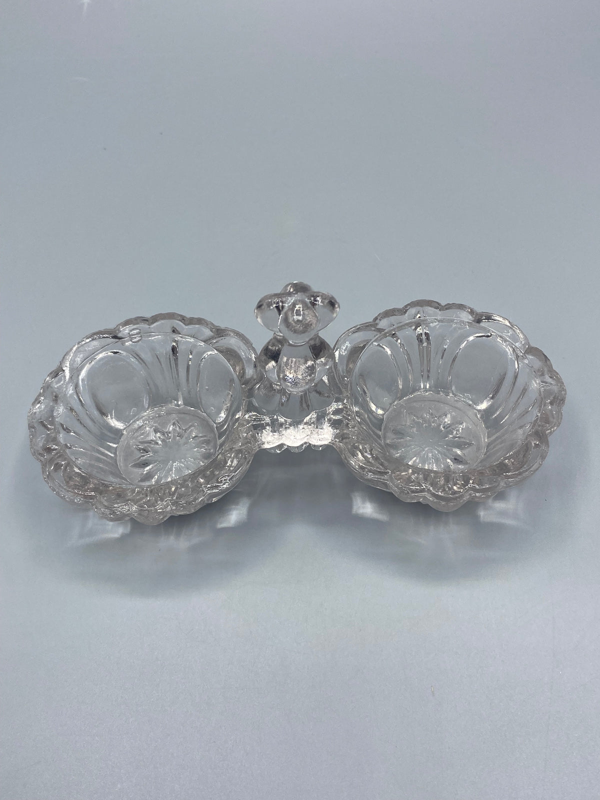 Double saleron verre pressé, vue de dessus, fond étoilé et côtes rayonnantes