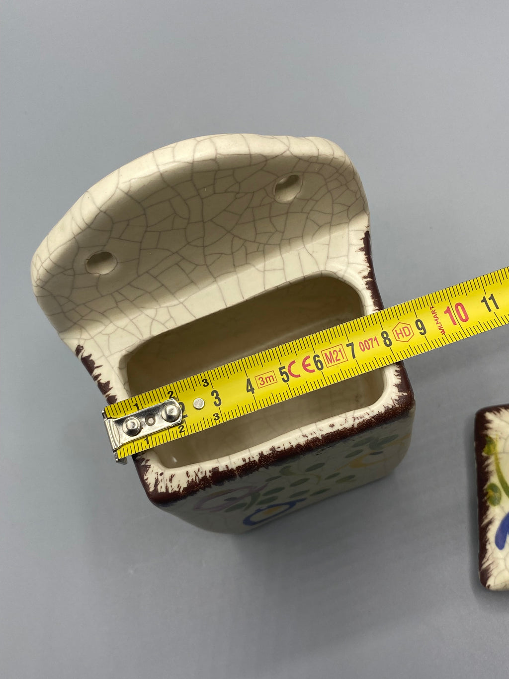 Mesure hauteur totale avec couvercle et bouton, environ 17 cm