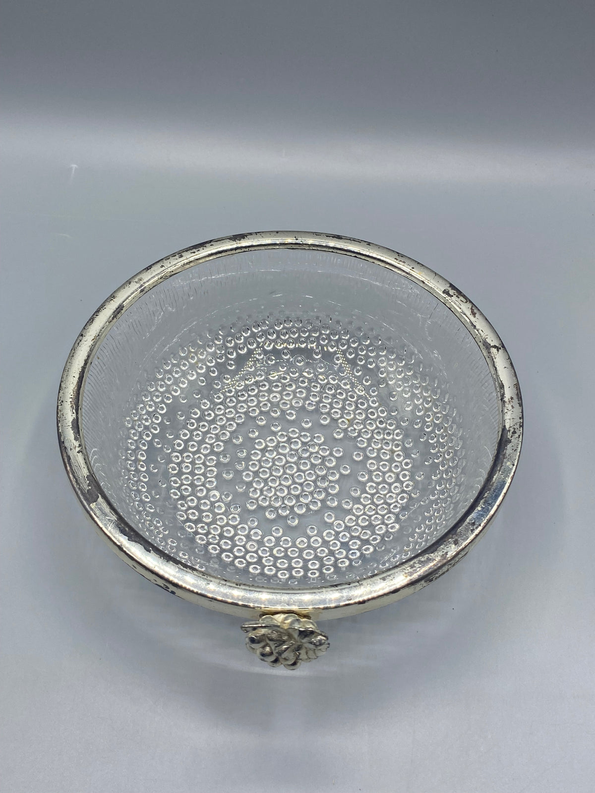 Coupe verre pressé, vue de dessus, décor pastilles concentriques et monture argentée