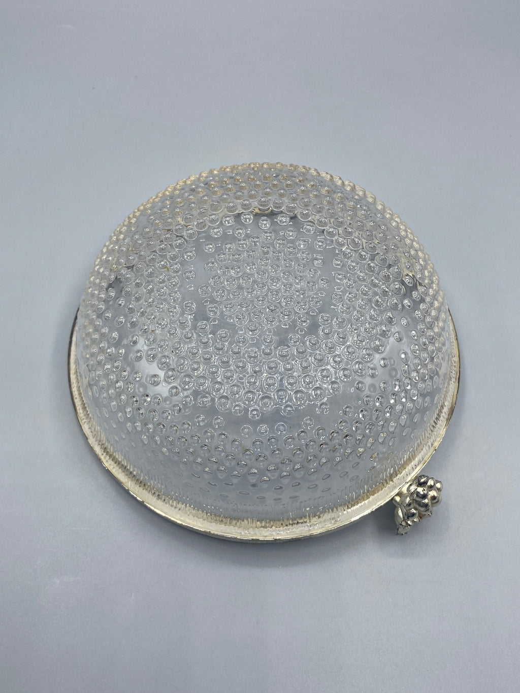Coupe verre pressé, vue de dessous, fond bombé et décor pastilles en relief