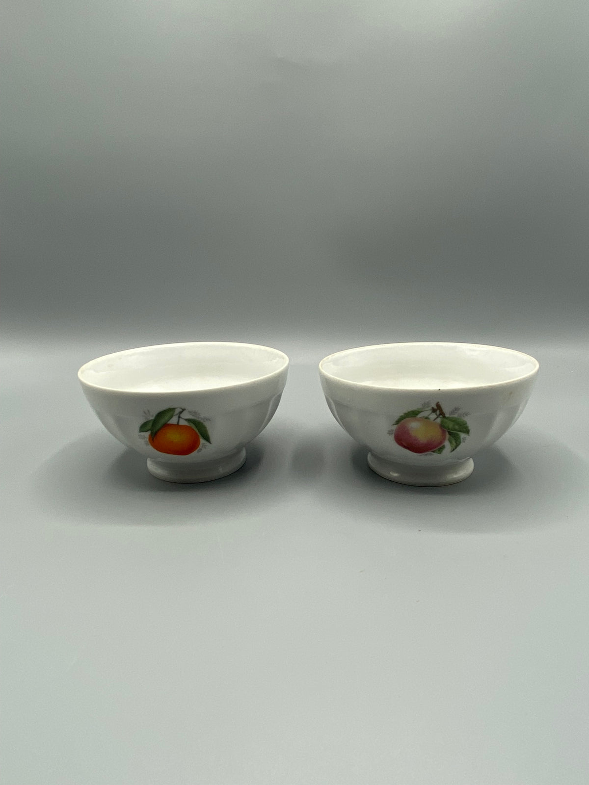 2 bols à cidre porcelaine Chauvigny, vue de face, décor orange et pomme rosée