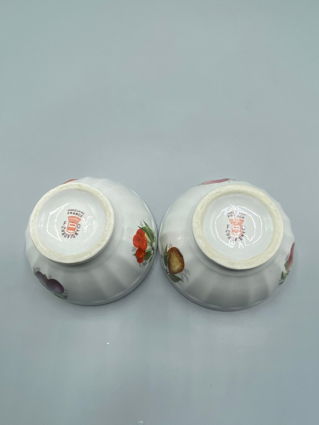 Fond des bols, cachet rouge Porcelaine France F.D. Le Chauvigny, décor fruits visible