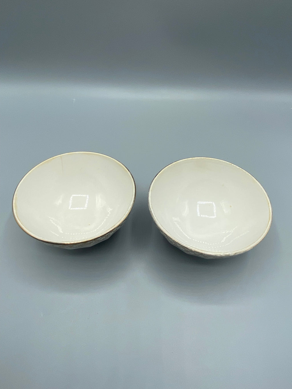 2 bols à cidre porcelaine blanche, vue de dessus, intérieur blanc émaillé