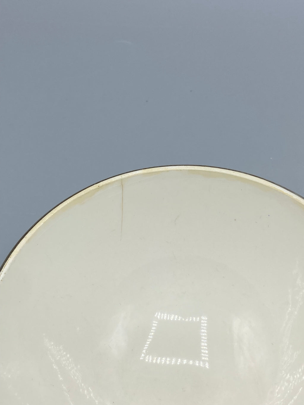 Détail intérieur bol avec fêle visible, vue rapprochée