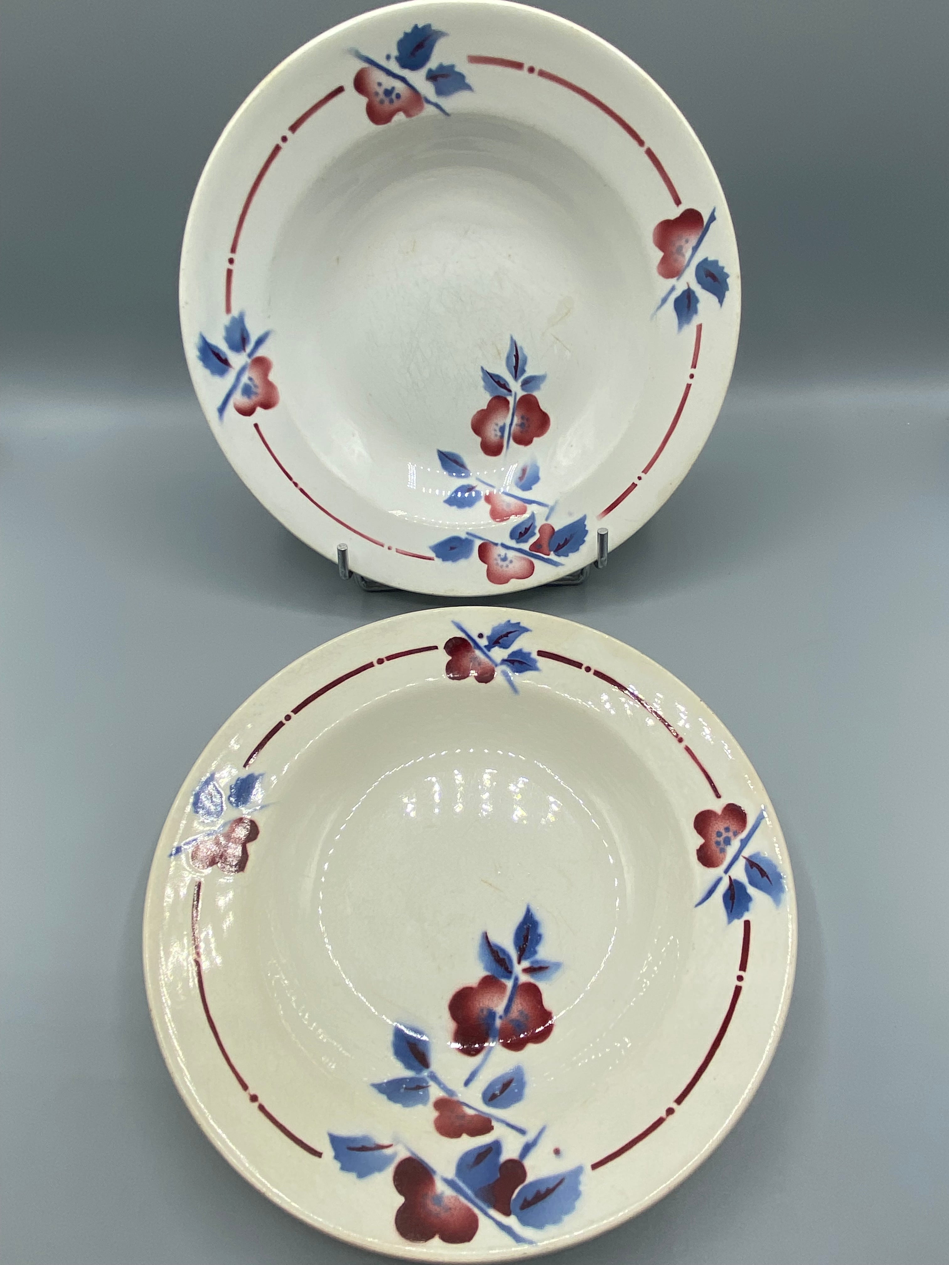 2 assiettes creuses Céranord modèle Niger – Décor floral bleu bordeaux – Art déco vers 1930