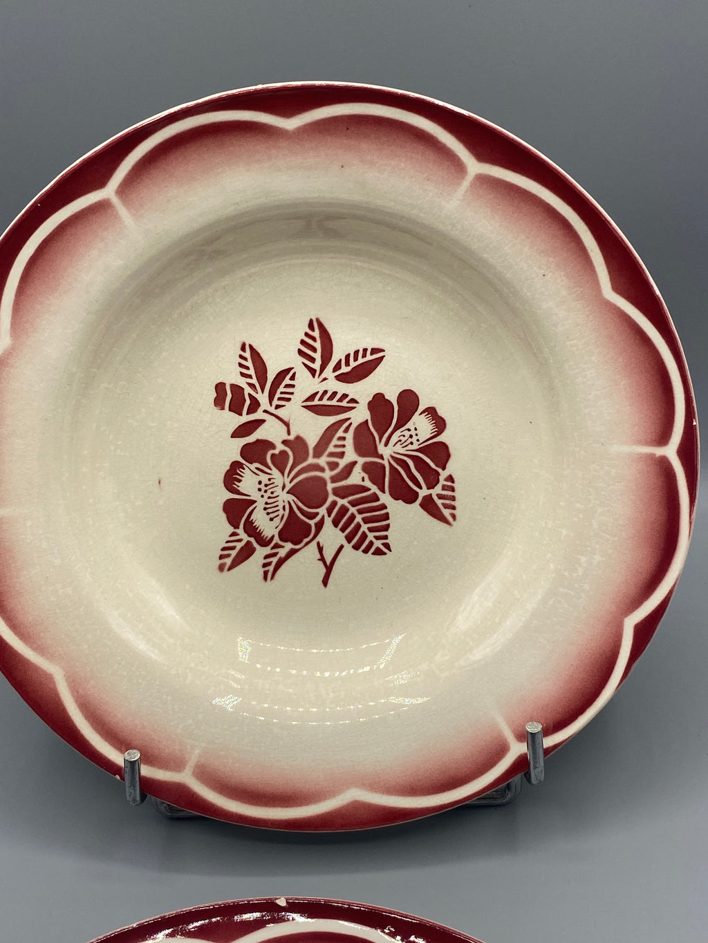 Assiette creuse Sarreguemines Varsac, vue rapprochée, bouquet floral stylisé au pochoir