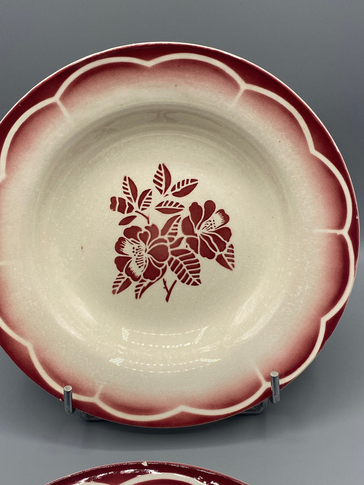 Assiette creuse Sarreguemines Varsac, vue rapprochée, bouquet floral stylisé au pochoir