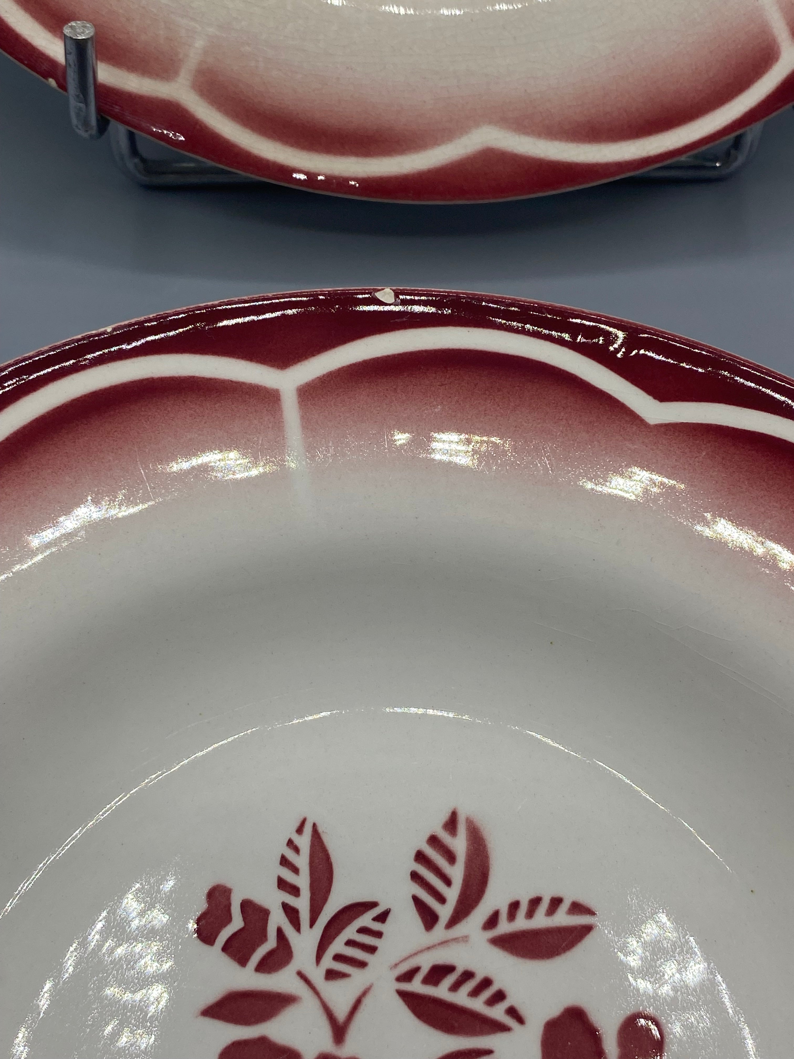 Détail bord assiette avec petit éclat ponctuel visible, festons géométriques