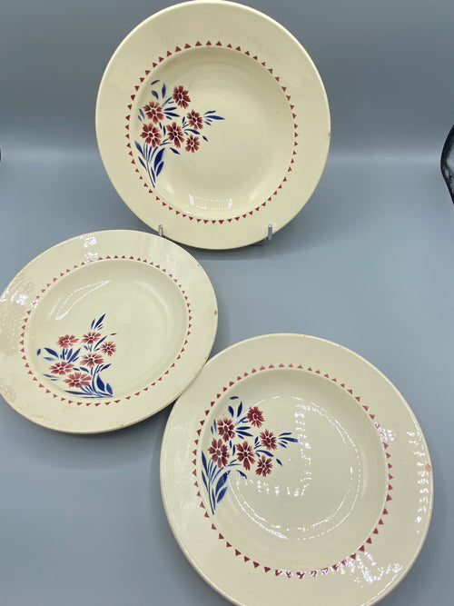 3 assiettes creuses faïence Lunéville, vue d'ensemble, décor floral rouge et bleu sur fond ivoire