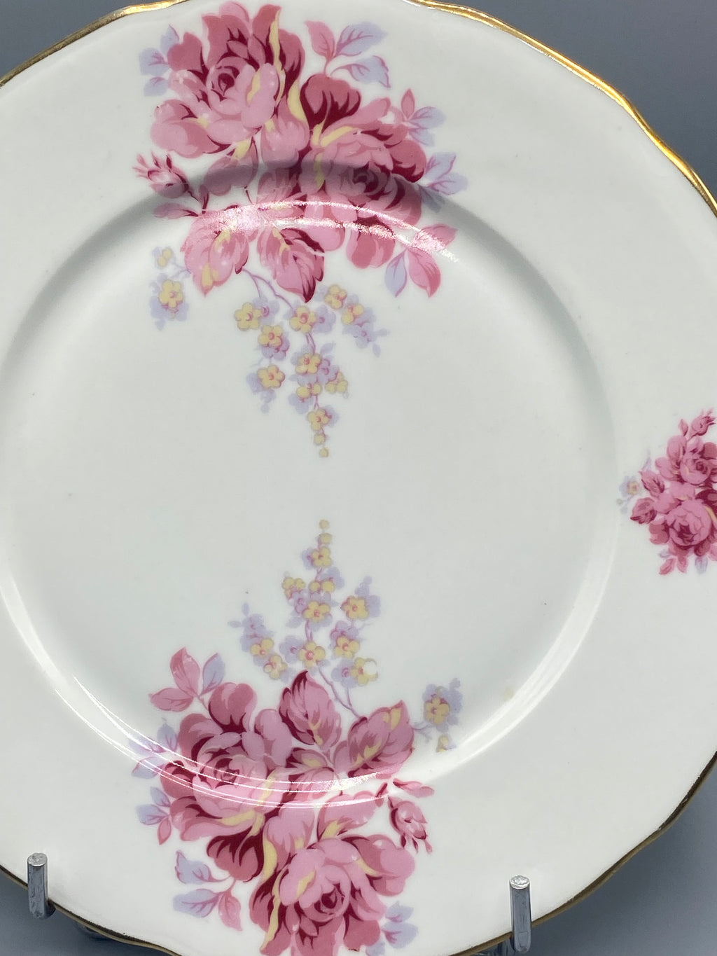 Détail décor assiette Limoges, roses framboise et mauve, petites fleurs lavande et jaune