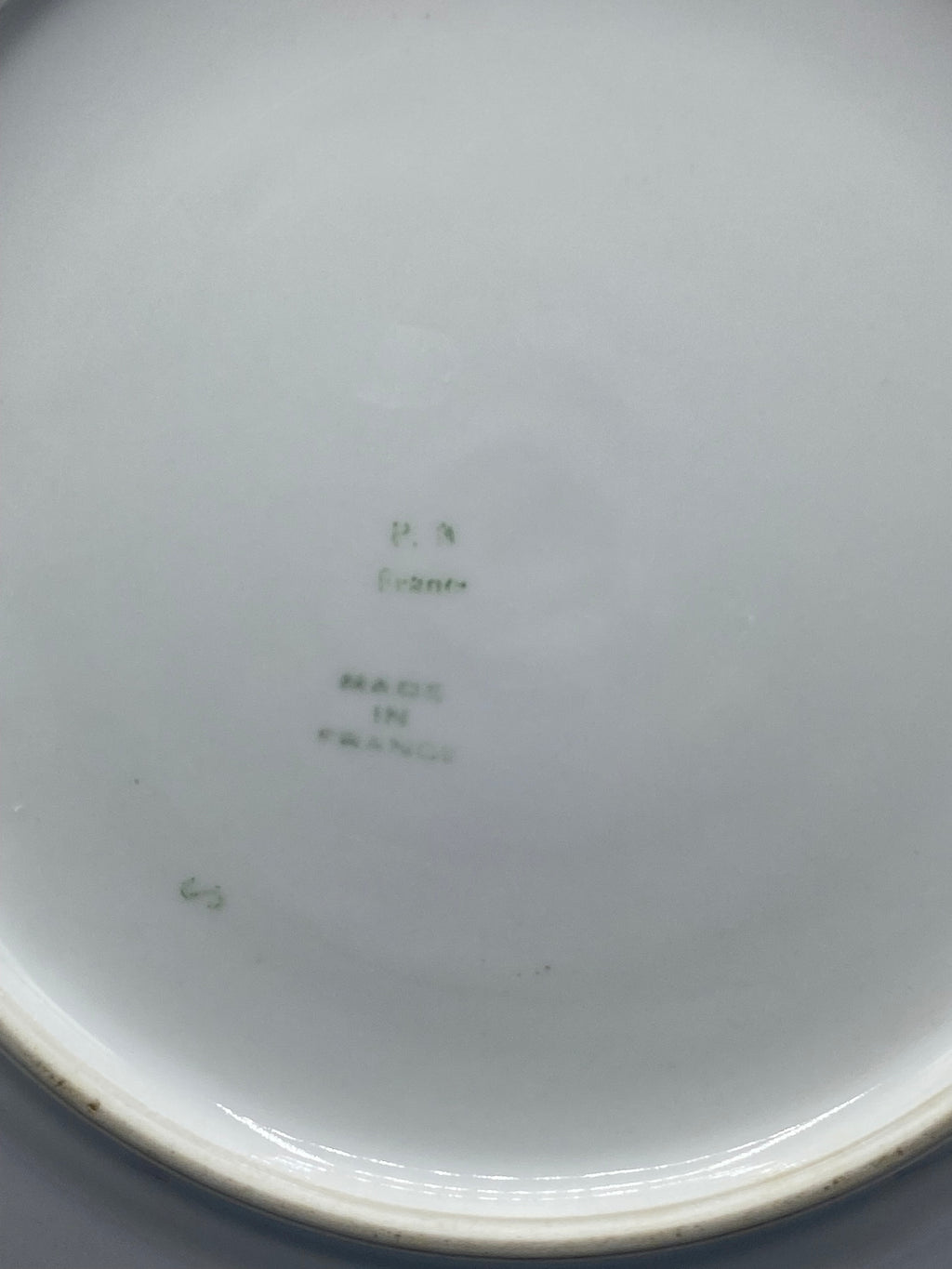 Revers assiette porcelaine Limoges, marques anciennes France, cachet vert manufacture