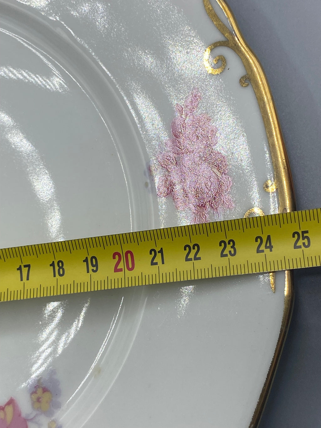 Mesure diamètre assiette Limoges, environ 25 cm, filet doré et arabesques visibles
