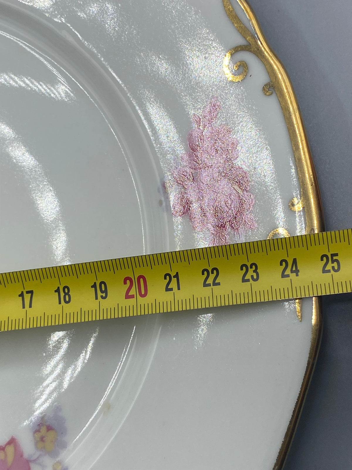 Mesure diamètre assiette Limoges, environ 25 cm, filet doré et arabesques visibles