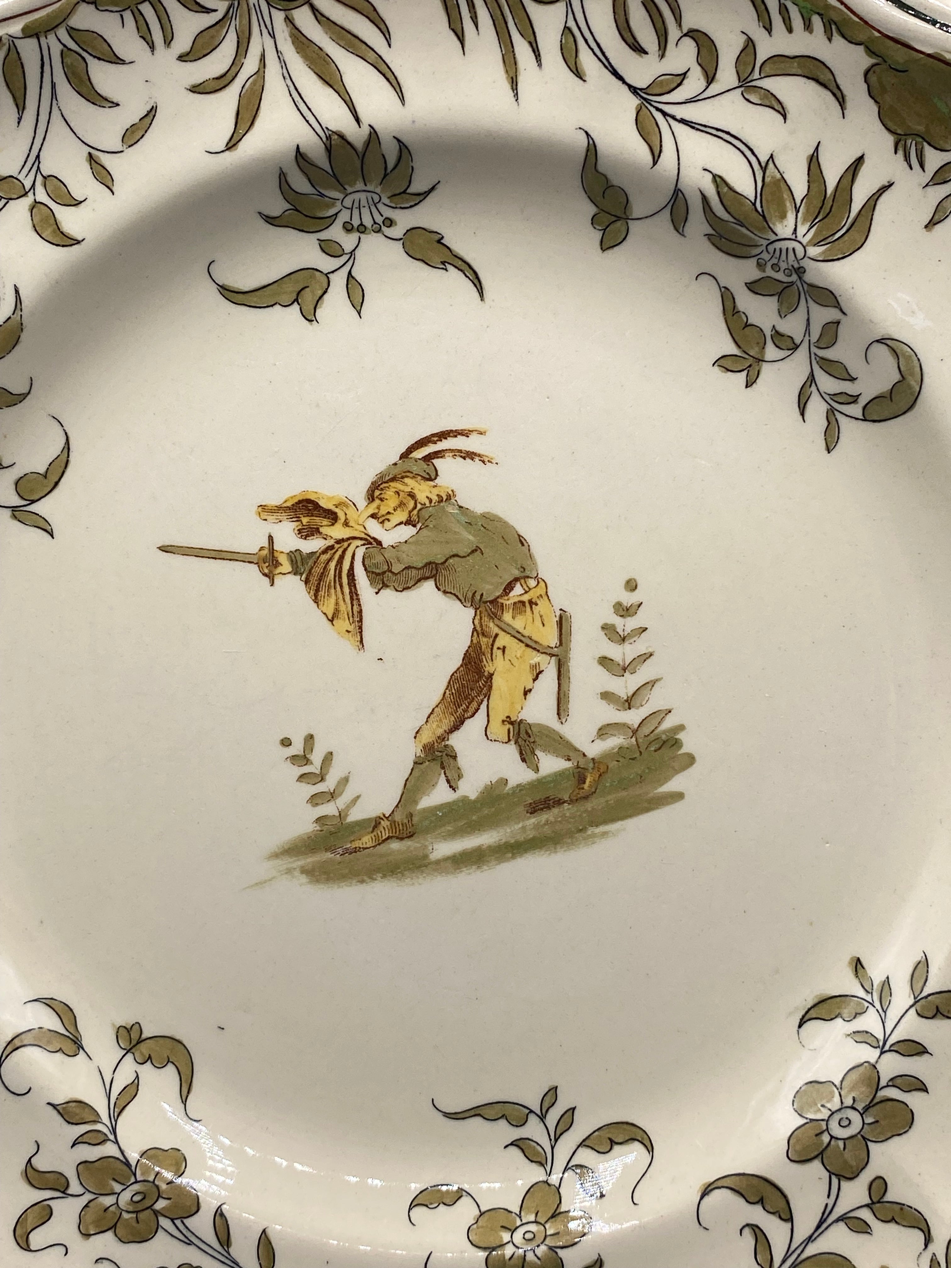Détail centre assiette, personnage théâtral en costume saisi en mouvement, l'épée tendue
