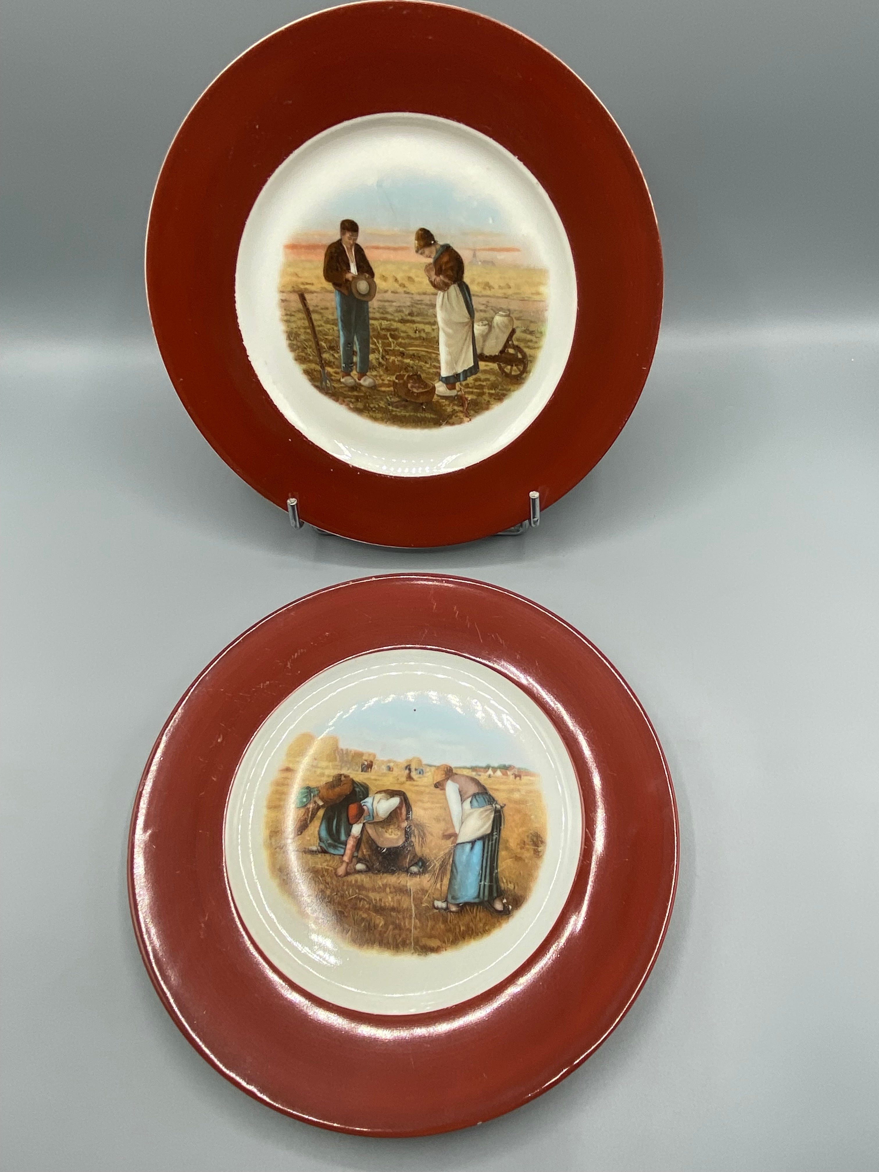2 assiettes faïence décoratives, Les Glaneuses et L'Angélus d'après Millet, marli bordeaux, vue d'ensemble