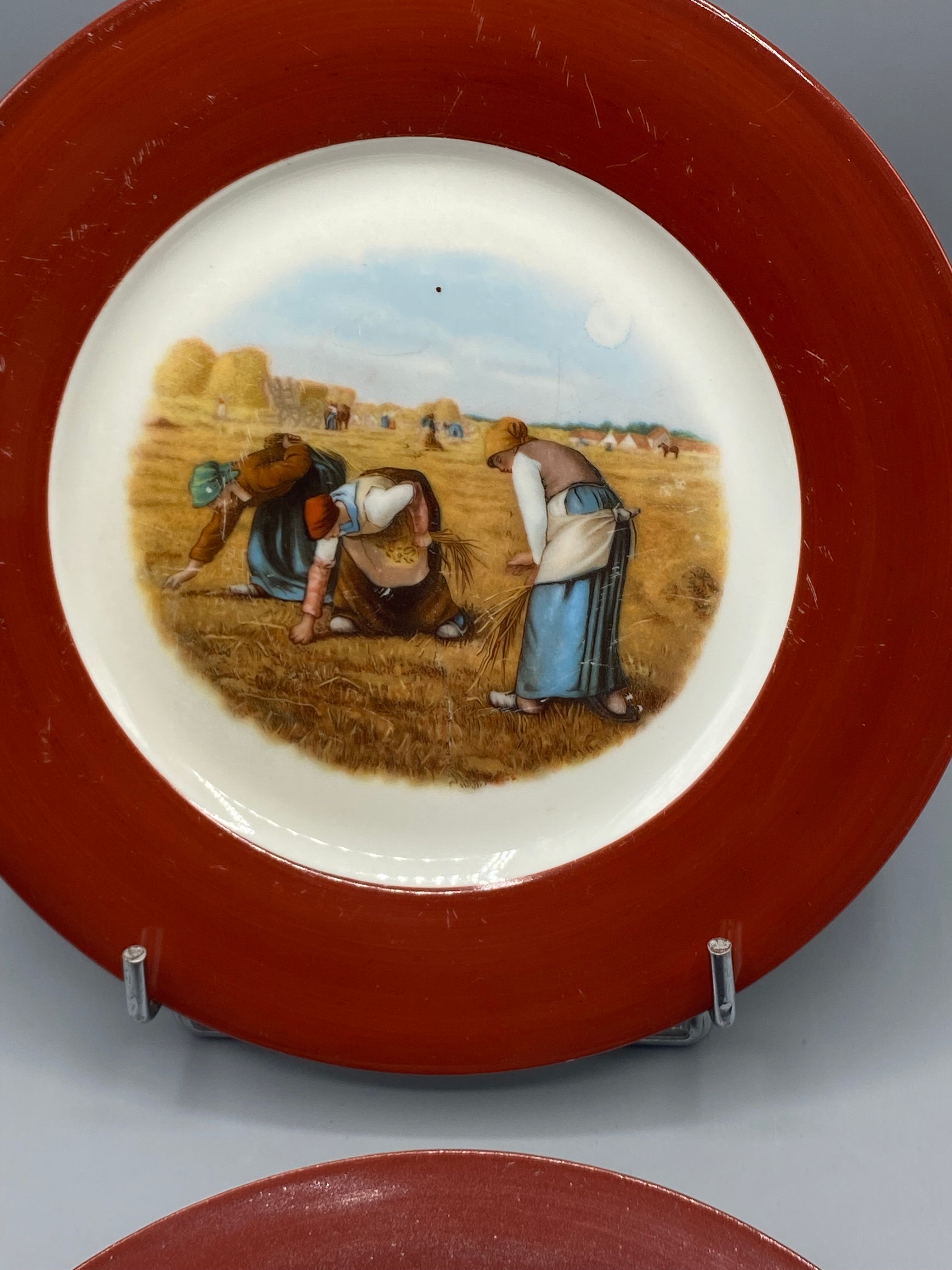 Détail assiette Les Glaneuses d'après Millet, trois paysannes se penchant sur le chaume, lumière dorée