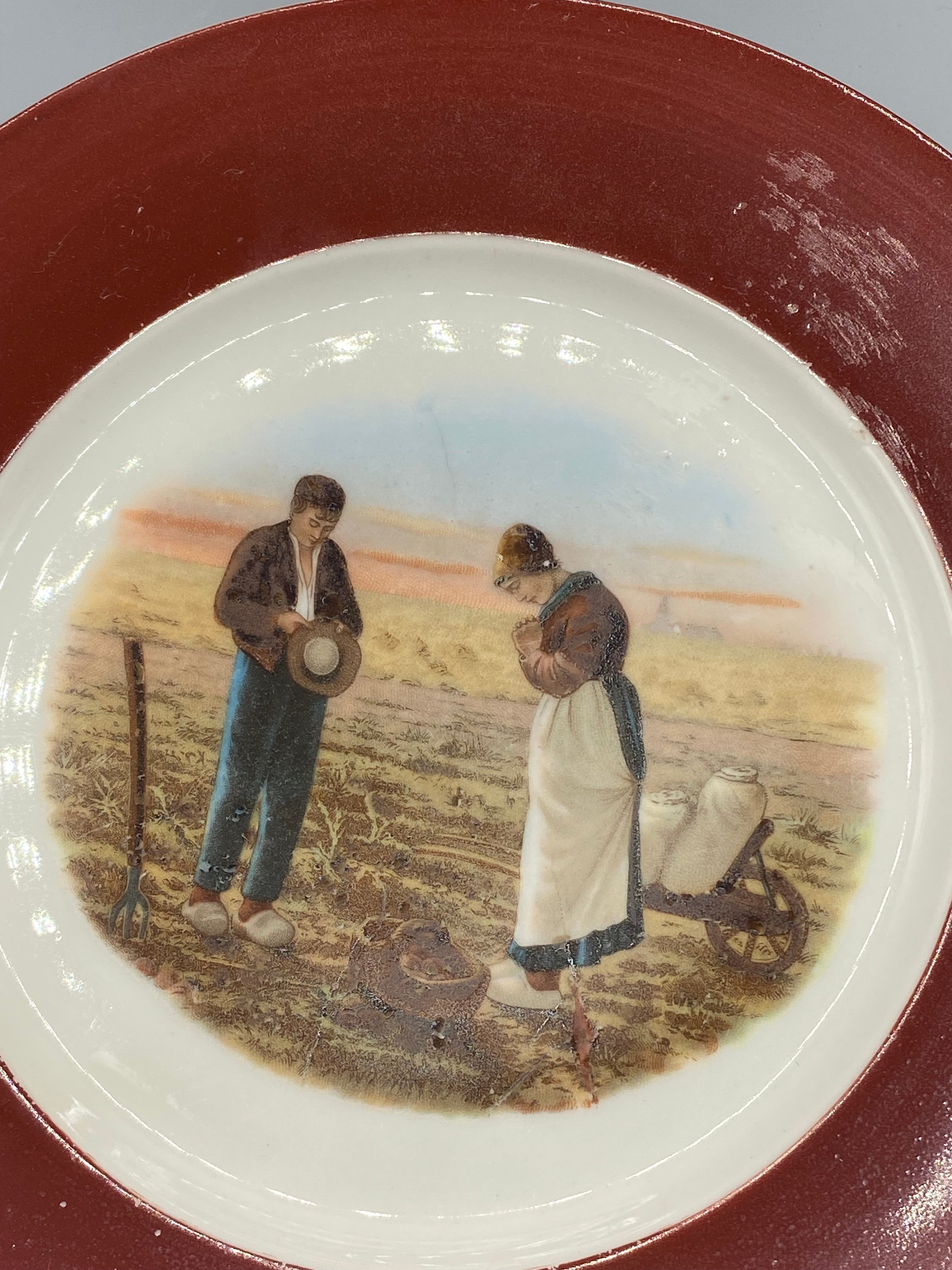 Détail assiette L'Angélus d'après Millet, couple de paysans en prière dans les sillons au crépuscule