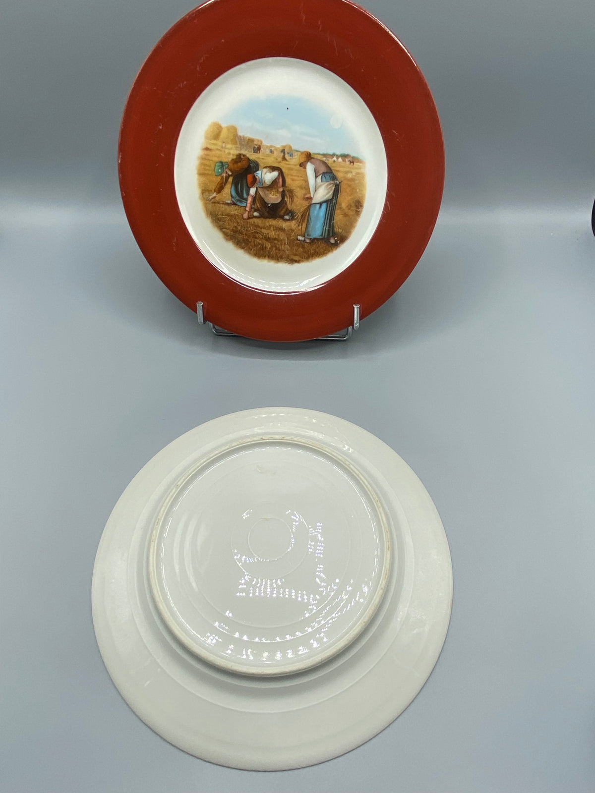 Revers assiette faïence, cachet en relief blanc manufacture française fin XIXe siècle