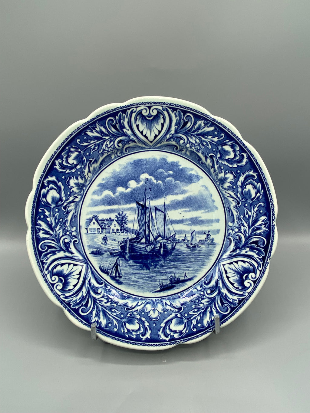 Assiette décorative Delfts Royal Sphinx Maastricht, vue de face, paysage hollandais aux voiliers, bleu cobalt sur fond blanc