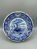 Assiette décorative Delfts Royal Sphinx Maastricht, vue de face, paysage hollandais aux voiliers, bleu cobalt sur fond blanc