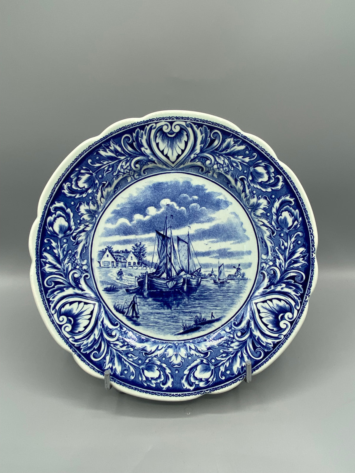 Assiette décorative Delfts Royal Sphinx Maastricht, vue de face, paysage hollandais aux voiliers, bleu cobalt sur fond blanc