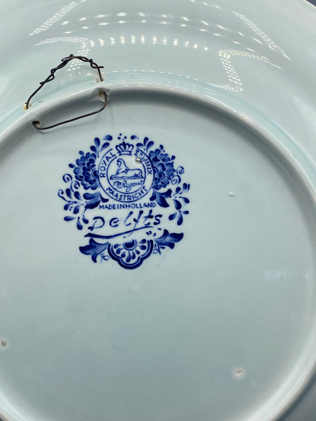 Revers assiette, cachet Royal Sphinx Maastricht Regout Made in Holland Delfts, système de suspension métallique