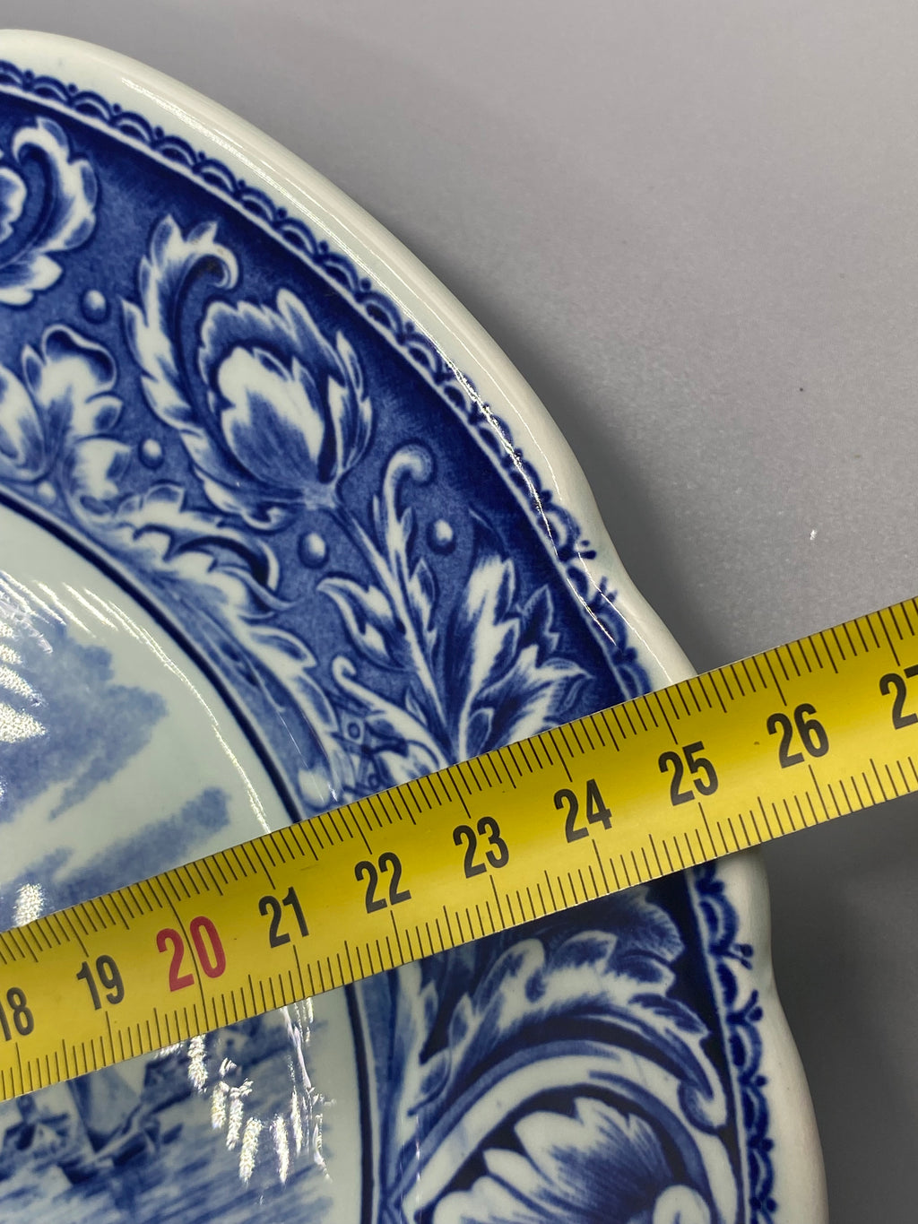 Mesure diamètre assiette Delfts, environ 26 cm, bordure festonnée et décor de feuillages bleu cobalt
