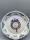 Assiette parlante faïence de Nevers, Je suis Bougrement Patriotte 1793, vue de face, médaillon bleu et or, nœud de ruban bleu