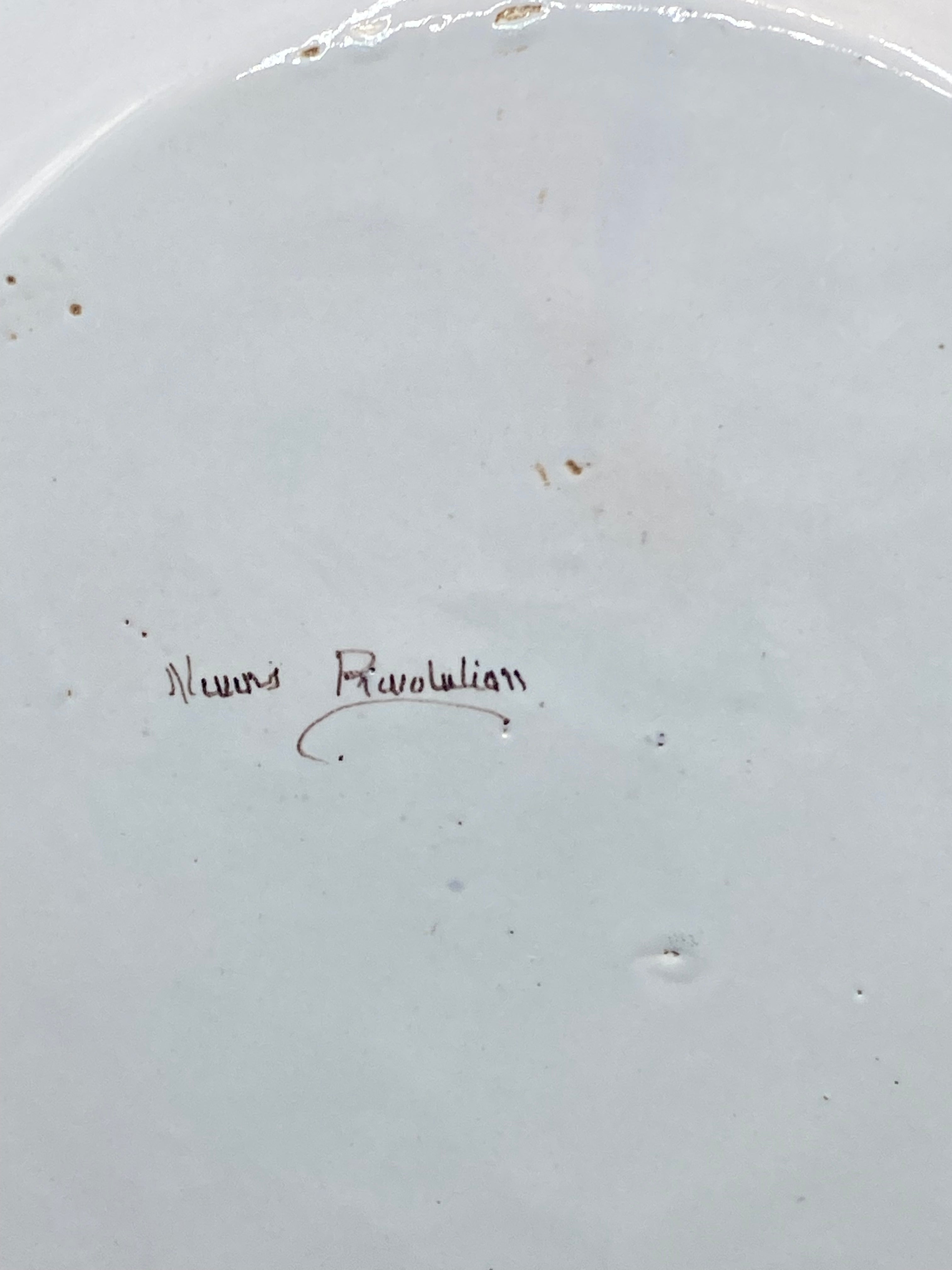Revers assiette faïence Nevers, marque manuscrite Neven Révolution, fond blanc