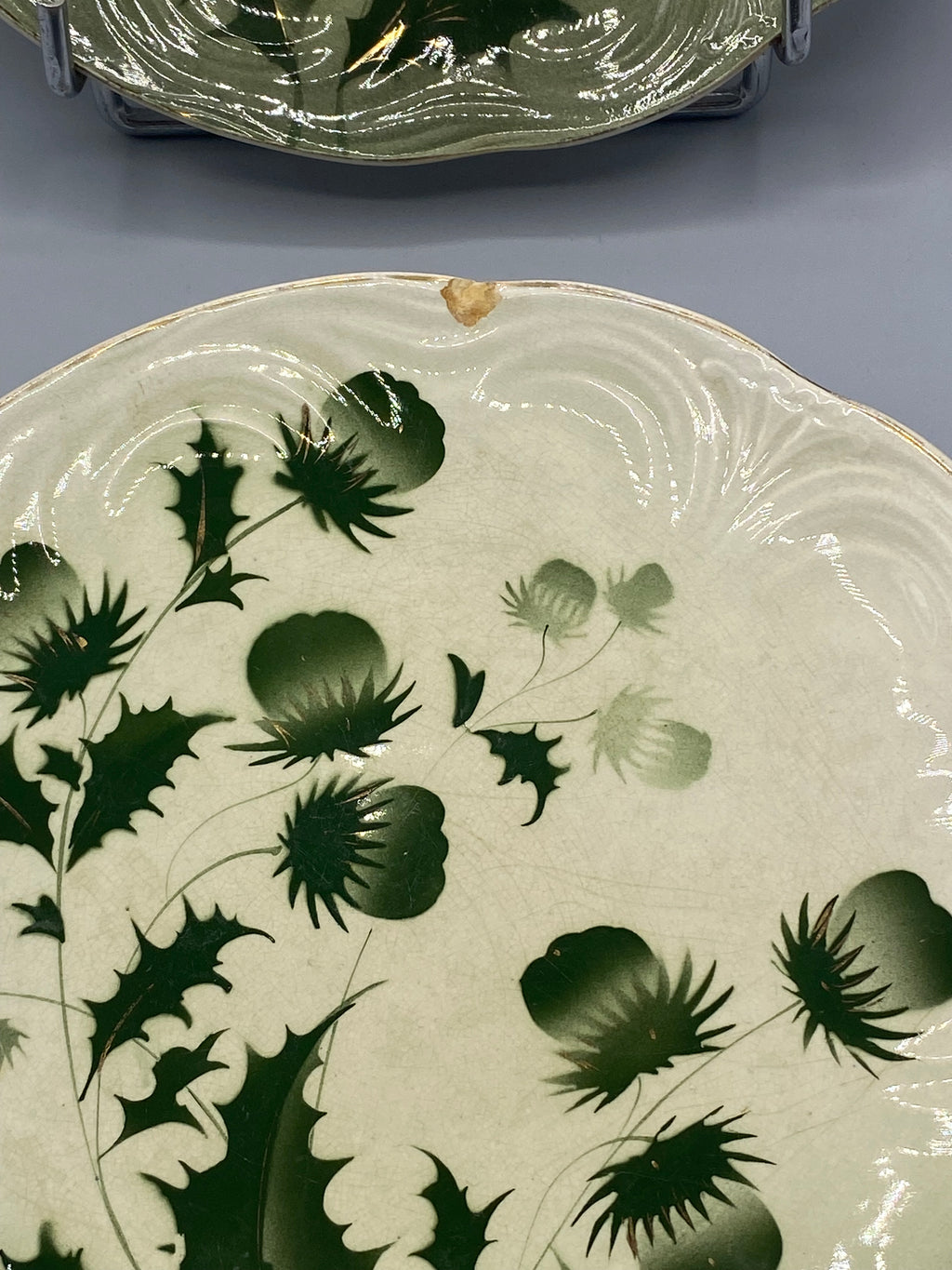 Détail décor chardons Art nouveau, feuillages et fleurs hérissées en camaïeu de verts, marli ondulations en relief