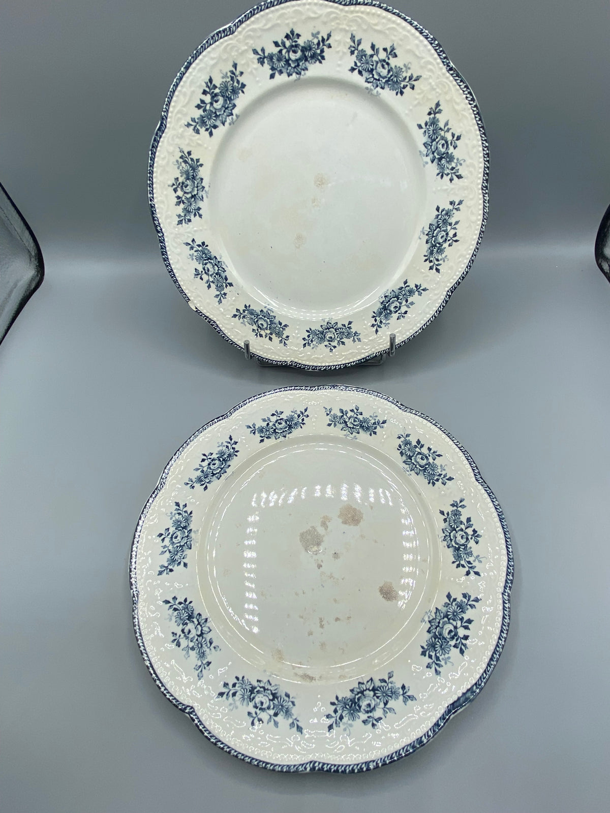 Paire de grandes assiettes Badonviller modèle Richelieu, bouquets de roses et marguerites bleus sur fond ivoire, vue d'ensemble