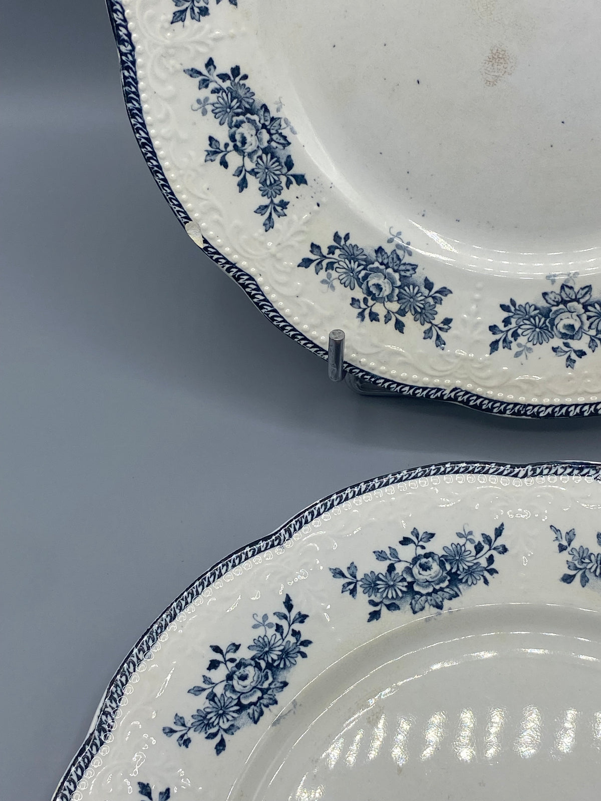 Détail marli en relief, motifs végétaux et petites perles, frise bleu profond, assiettes Badonviller Richelieu