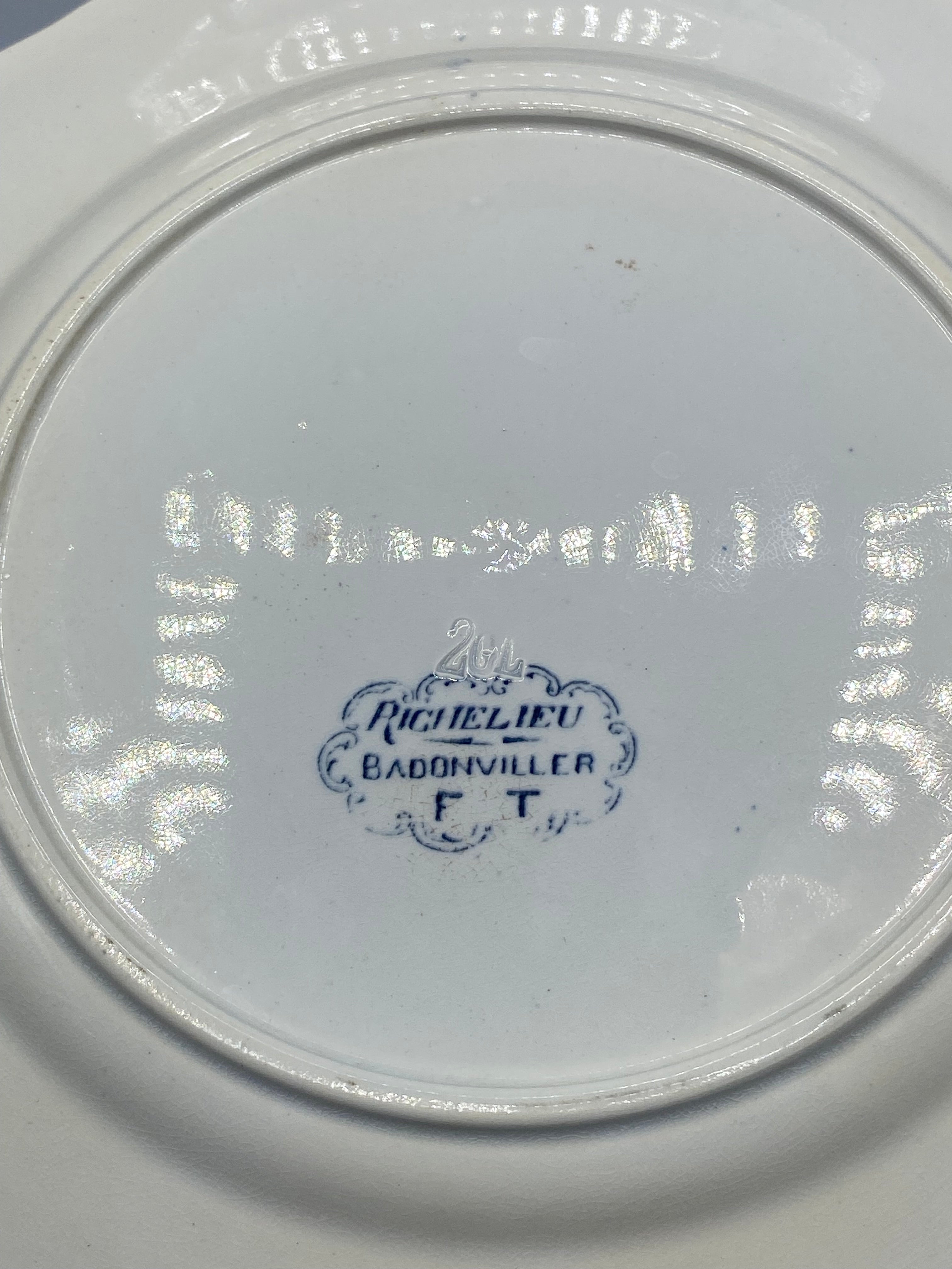 Revers assiette, cachet imprimé Richelieu Badonviller F.T., manufacture lorraine début XXe siècle