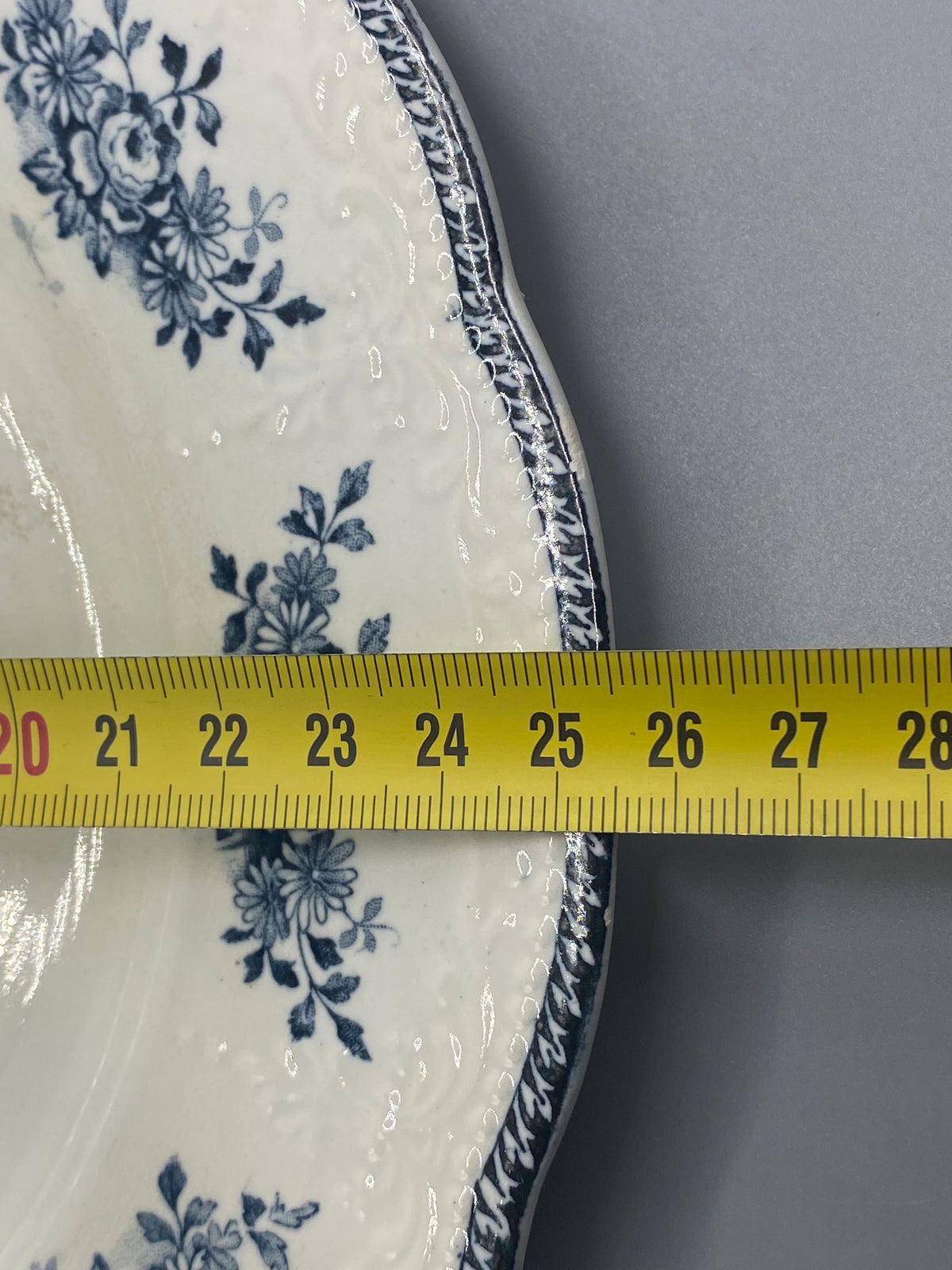 Mesure diamètre assiette Badonviller Richelieu, environ 26 cm, bord chantournné et frise bleue visible